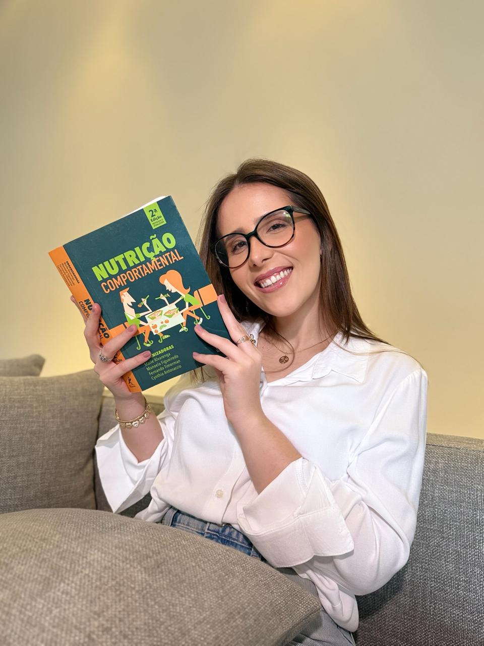 Barbara Saud com livro de Nutrição Comportamental